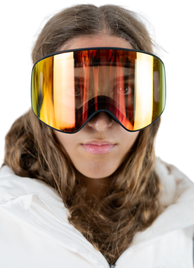 Modèle portant notre masque de ski IconPro avec traitement photochromique et polarisé, un choix phare dans notre sélection 'Les Meilleurs Cadeaux pour les Skieurs 2023